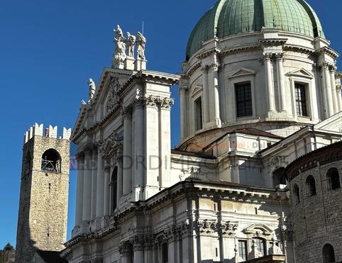 Brescia ampio bilocale con affacci suggestivi - Brescia