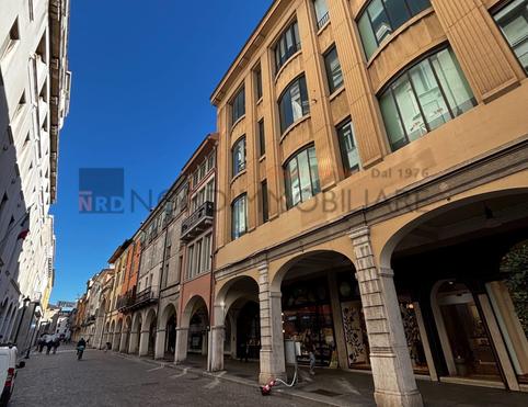 Brescia spazi da reinventare, in una location esclusiva a pochi passi dal Duomo. - Brescia
